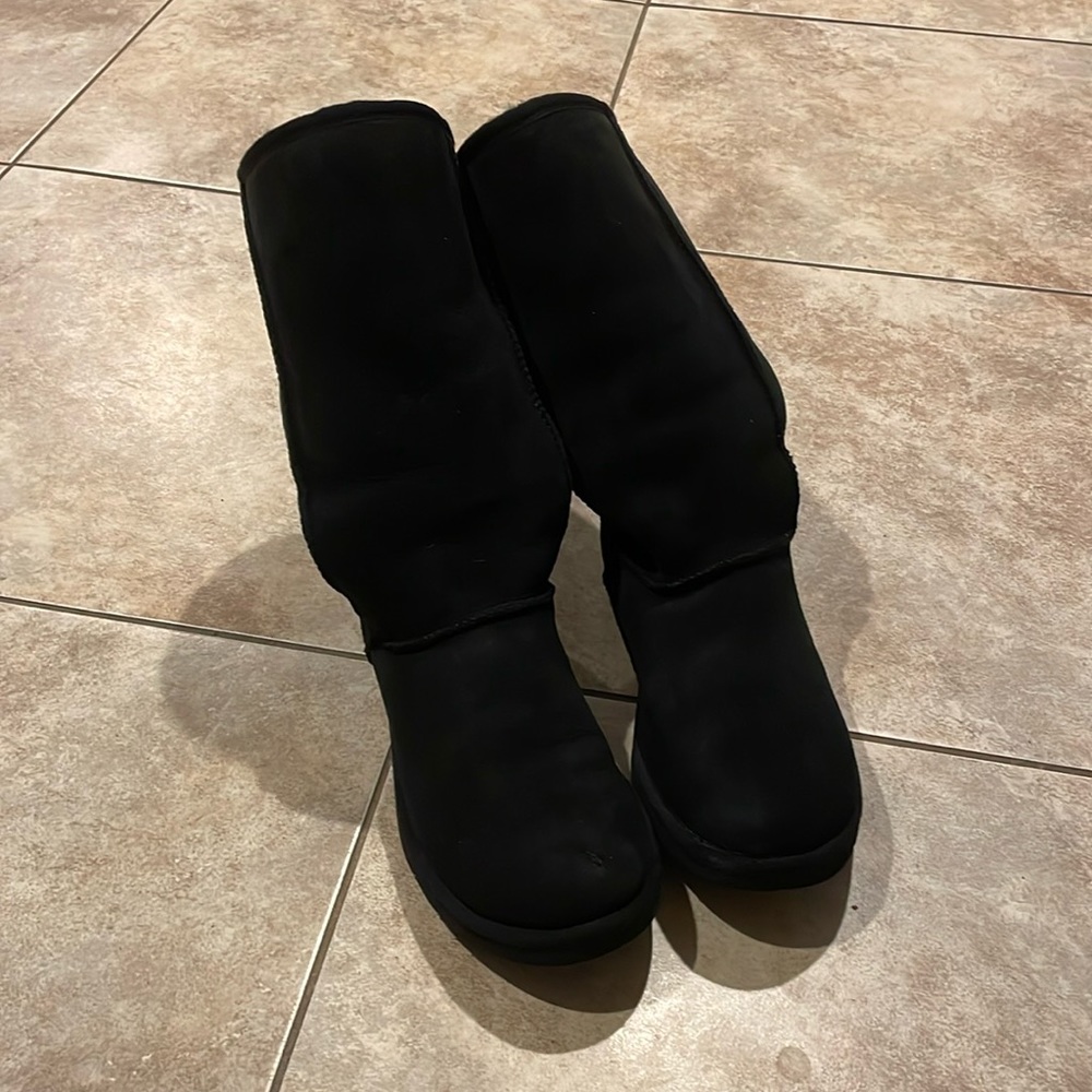 Used Condition Classic Medium Height Uggs - image 1